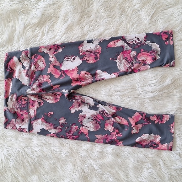 Victoria's Secret Sport Knockout Watercolor Floral Capri Legging - Picture 4 of 13